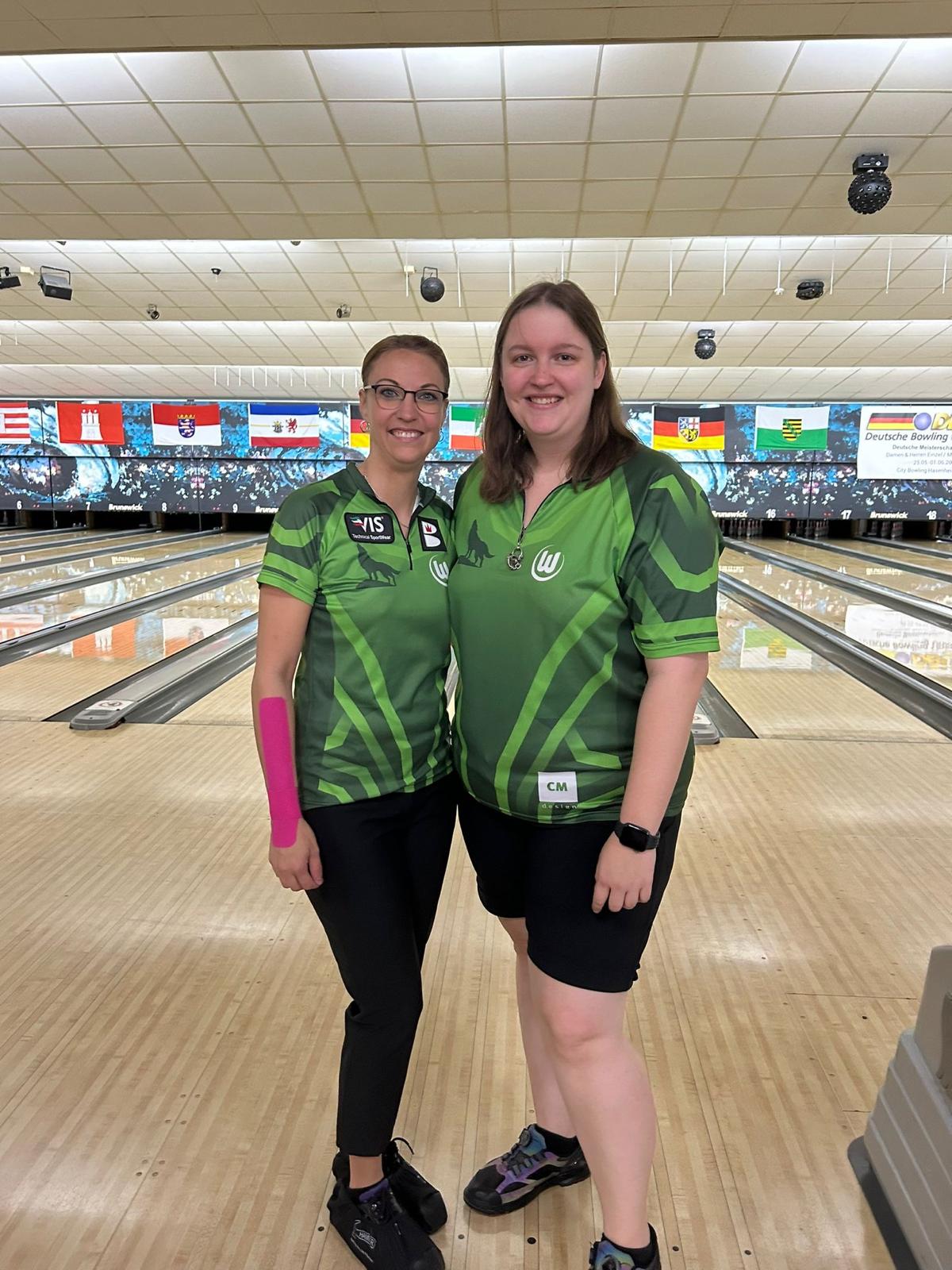 Bild von den Bowling Frauen posierend vor der Bowlingahn