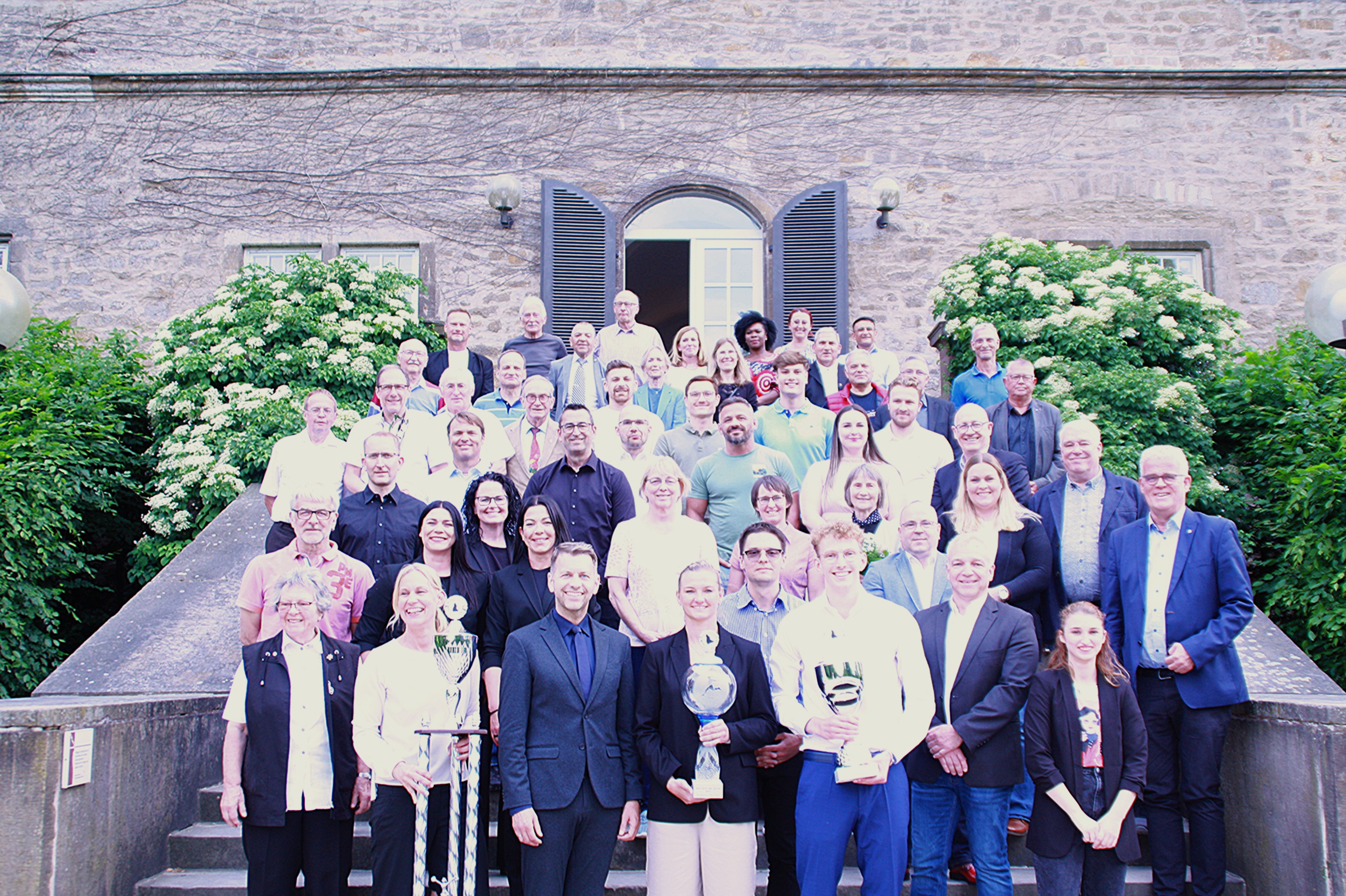 Gruppenfoto der Teilnehmenden der Sportlerehrung 2024